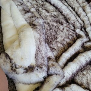 Faux Fur Throw Blanket, Super Soft Fuzzy Light Wei
